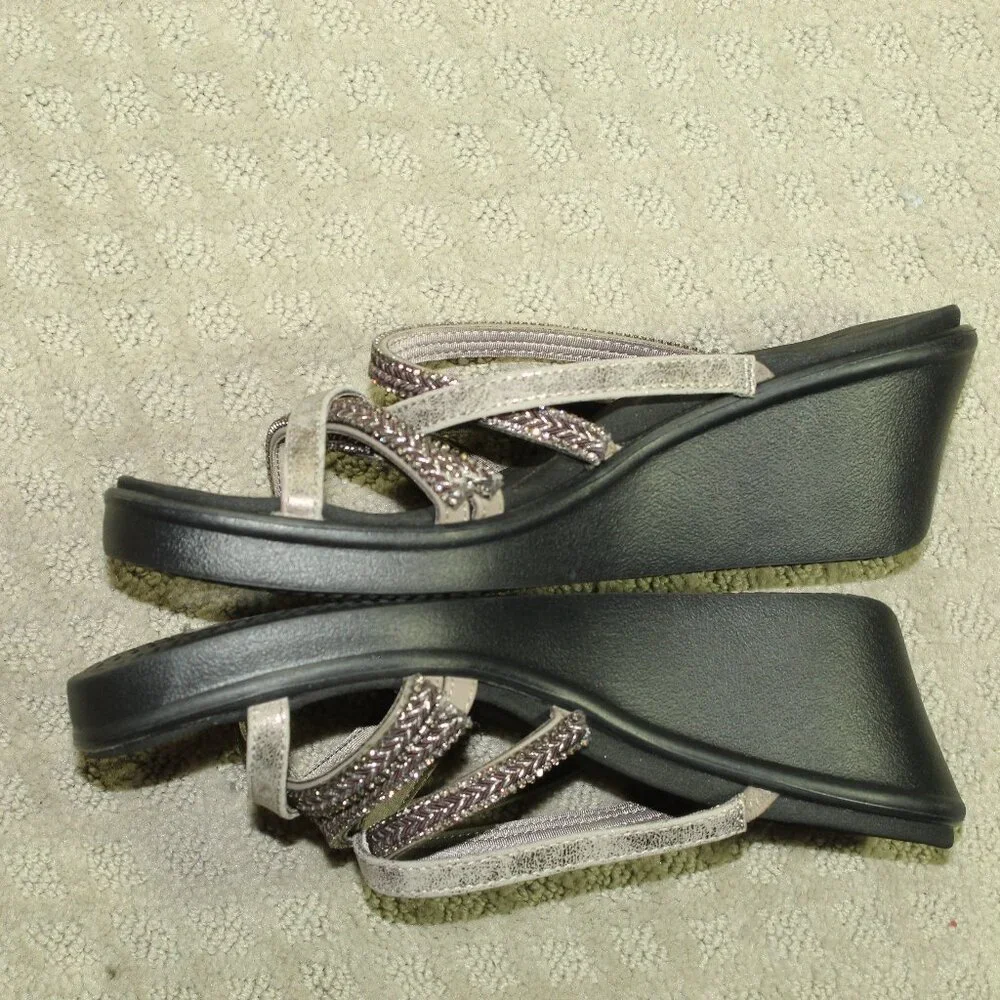 NWOT Cali Skechers Luxe Foam Women's 10 Beaded Silver Slip On 2.75
